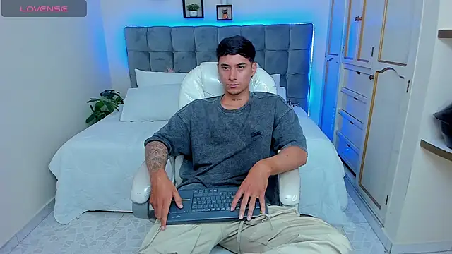 Snapshot of Damian23__ chatting on March 7, 2025, 12:34 pm Damian23 online show from March 7, 2025, 12:34 pm