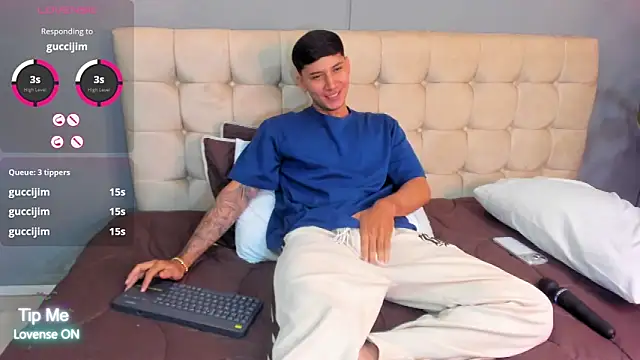 Snapshot of Damian23__ chatting on October 9, 2025, 10:16 am Damian23 online show from October 9, 2025, 10:16 am