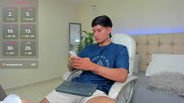 Snapshot of Damian23__ chatting on February 19, 2025, 4:00 pm Damian23 online show from February 19, 2025, 4:00 pm