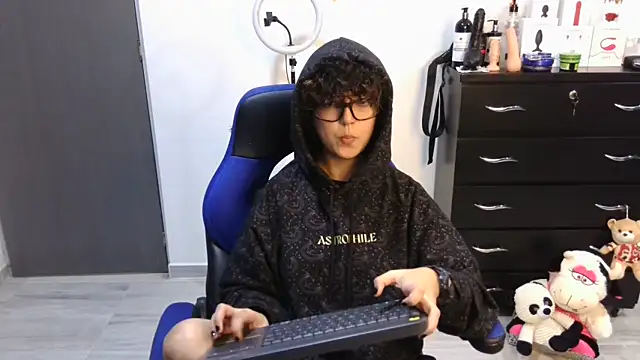 thomascooper7 online show from September 20, 2025, 8:14 pm