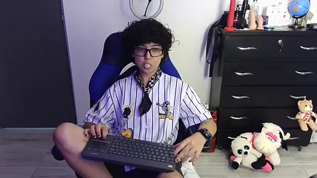 thomascooper7 online show from April 18, 2026, 8:09 pm