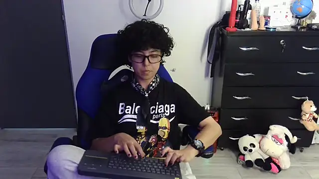 thomascooper7 online show from April 17, 2026, 8:33 pm