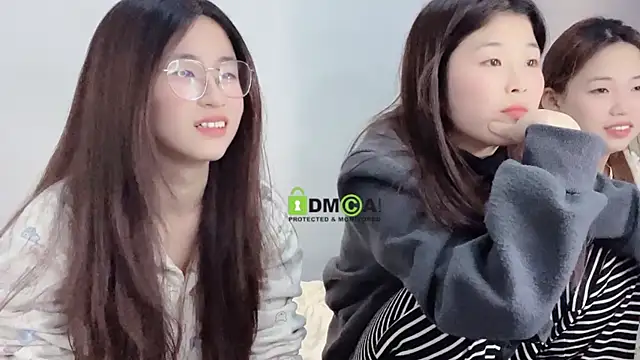Snapshot of MM_YY_SS chatting on December 23, 2024, 2:17 pm MM YY SS online show from December 23, 2024, 2:17 pm