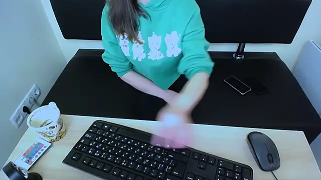 LaimaV  online show from November 3, 2025, 12:31 pm