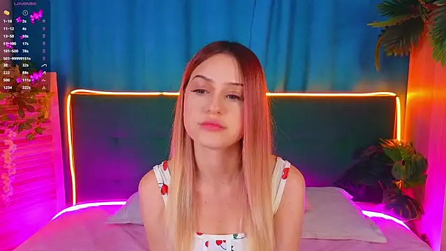 AlinaWalters online show from November 7, 2025, 8:02 pm