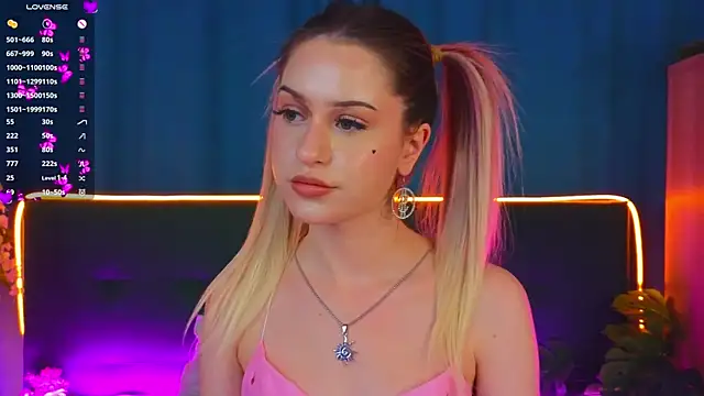 AlinaWalters online show from October 18, 2025, 10:01 pm