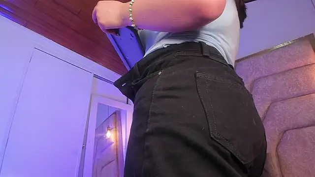 EmaJames25 online show from February 18, 2026, 7:21 pm