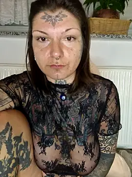 Snapshot of lizzardqueeen chatting on November 23, 2025, 4:11 am lizzardqueeen online show from November 23, 2025, 4:11 am