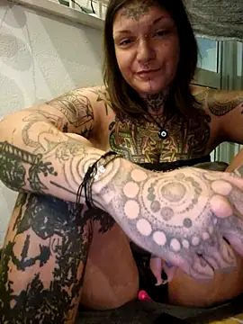 Snapshot of lizzardqueeen chatting on October 19, 2025, 2:03 am lizzardqueeen online show from October 19, 2025, 2:03 am