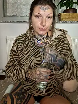 Snapshot of lizzardqueeen chatting on November 22, 2025, 12:54 am lizzardqueeen online show from November 22, 2025, 12:54 am