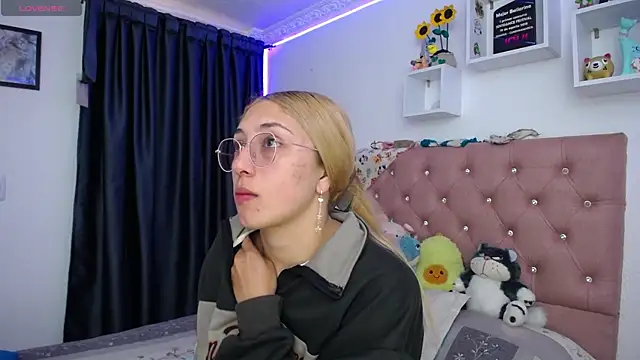 Snapshot of Soffy-brooks chatting on December 16, 2025, 10:03 pm Soffy-brooks online show from December 16, 2025, 10:03 pm