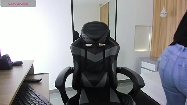 alma fenix online show from December 3, 2025, 12:26 pm