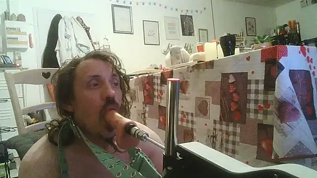 Snapshot of cyril020202 chatting on November 4, 2025, 10:35 pm cyril020202 online show from November 4, 2025, 10:35 pm