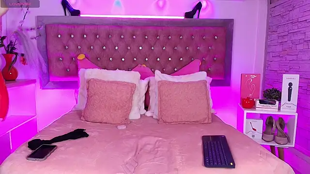 EmmaWilder online show from October 28, 2025, 9:47 pm