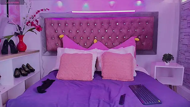 EmmaWilder online show from September 30, 2025, 9:43 pm