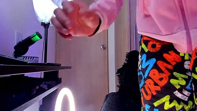 Snapshot of aldrinwhite chatting on January 13, 2026, 5:11 am aldrinwhite online show from January 13, 2026, 5:11 am