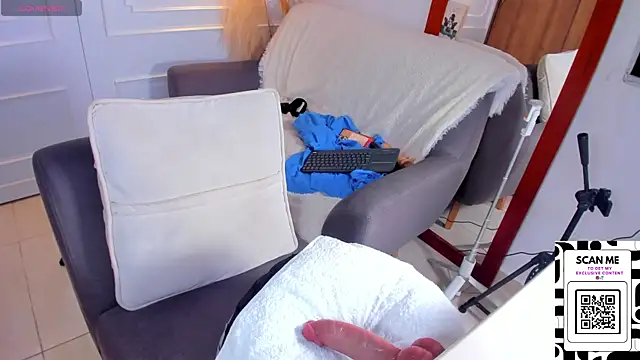 Chrishell  online show from February 23, 2025, 5:45 am