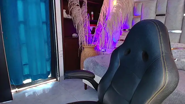 Emelie Ch1 online show from March 16, 2025, 3:50 pm