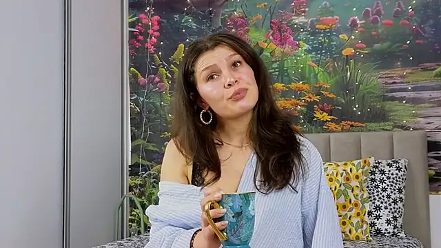 Snapshot of MadameDeFeu chatting on February 22, 2025, 7:34 am MadameDeFeu online show from February 22, 2025, 7:34 am