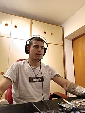 Snapshot of BigDickEnrg7195 chatting on February 15, 2025, 10:10 pm BigDickEnrg7195 online show from February 15, 2025, 10:10 pm