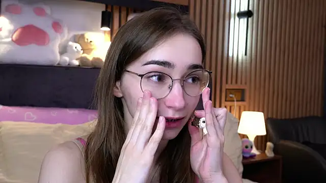 PollyBeev online show from November 16, 2025, 7:24 am