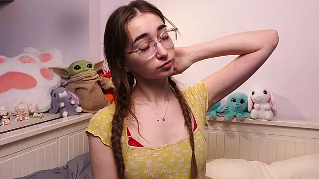 PollyBeev online show from April 26, 2026, 7:16 am