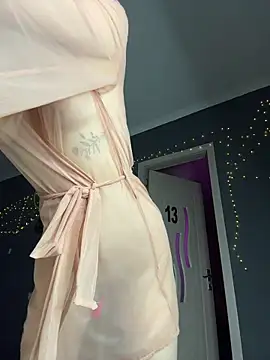 Snapshot of NickiLike chatting on November 18, 2025, 7:28 pm NickiLike online show from November 18, 2025, 7:28 pm