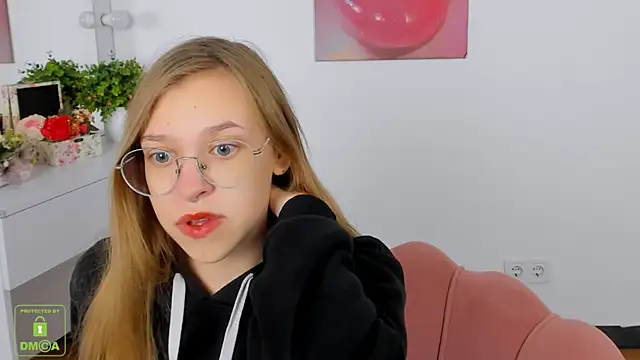 Snapshot of LayriantaVee chatting on October 11, 2025, 6:14 am LayriantaVee online show from October 11, 2025, 6:14 am