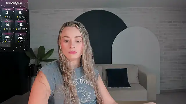 TiaraLawrence online show from December 15, 2024, 5:20 pm