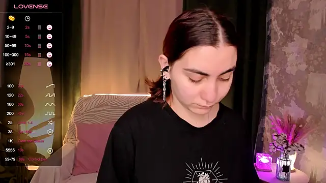 hannacheekss  online show from October 3, 2025, 2:04 am