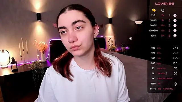 hannacheekss  online show from April 3, 2026, 2:07 am