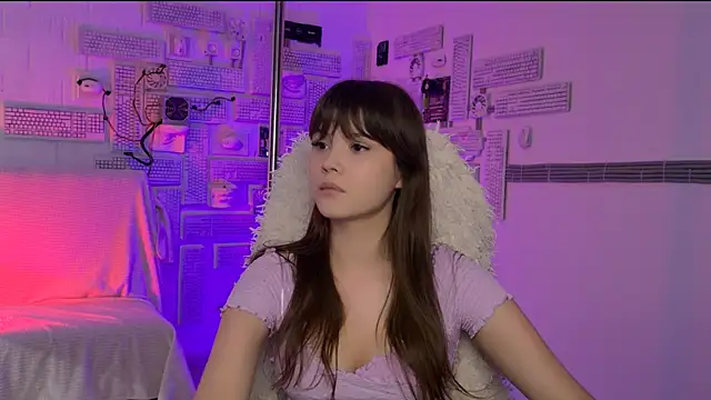 EvaThopson online show from April 3, 2026, 9:05 am