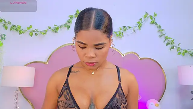 NahiaraReina online show from December 4, 2025, 1:43 pm