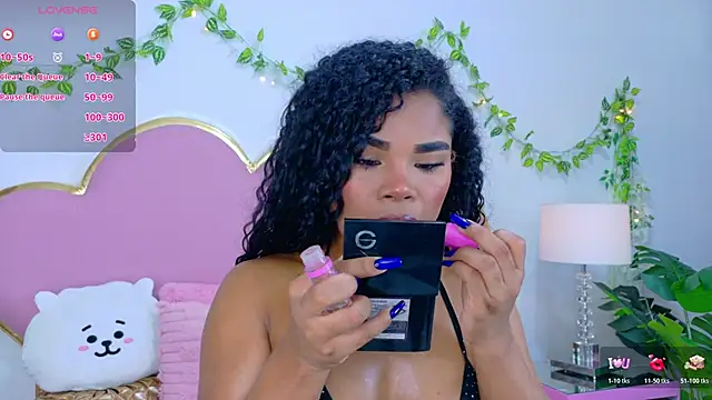 NahiaraReina online show from November 6, 2025, 1:37 pm