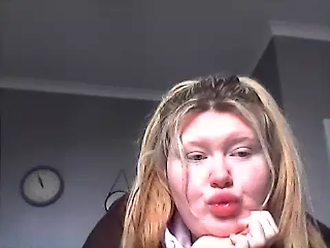 Snapshot of lilah-xo chatting on February 16, 2025, 9:59 am lilah-xo online show from February 16, 2025, 9:59 am