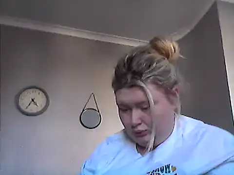 Snapshot of lilah-xo chatting on March 5, 2025, 3:40 pm lilah-xo online show from March 5, 2025, 3:40 pm