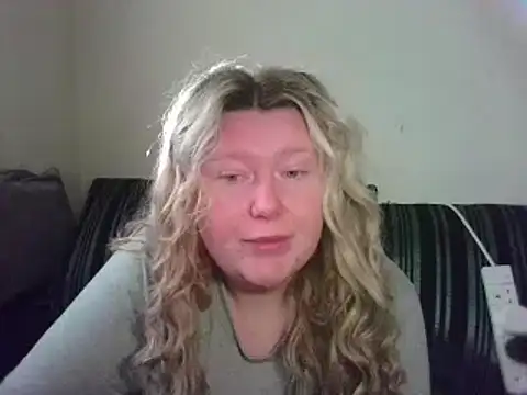 Snapshot of lilah-xo chatting on December 9, 2024, 2:49 pm lilah-xo online show from December 9, 2024, 2:49 pm