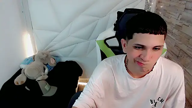 Snapshot of Brayan_lopezz chatting on February 4, 2025, 12:44 pm Brayan lopezz online show from February 4, 2025, 12:44 pm