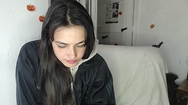 skinny sweet2411 online show from November 7, 2025, 8:30 am