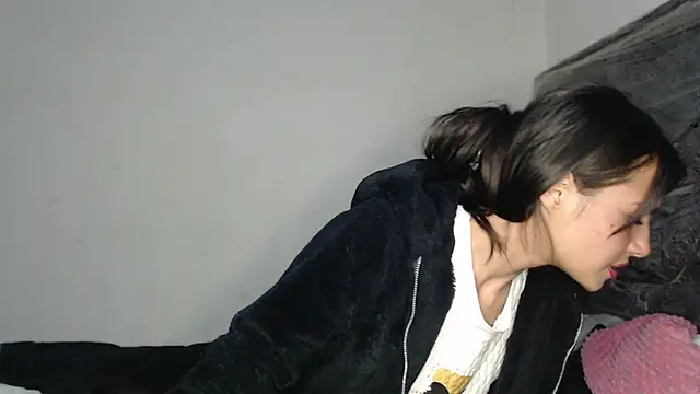 skinny sweet2411 online show from January 7, 2026, 3:33 am