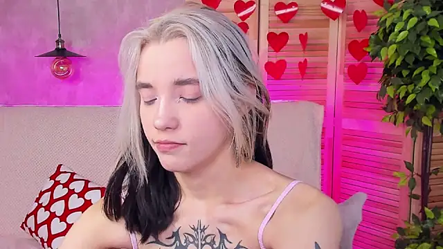 as1an girlfriend online show from February 19, 2025, 1:17 pm