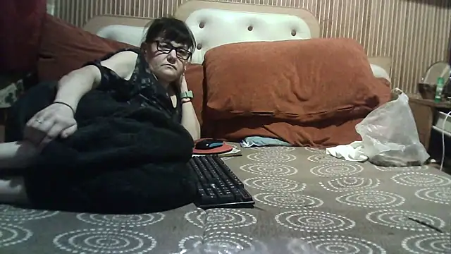 Snapshot of AlanaLaDream chatting on October 24, 2025, 7:02 pm AlanaLaDream online show from October 24, 2025, 7:02 pm