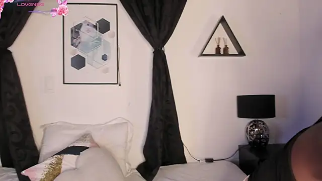 Khenta Michells online show from March 19, 2026, 10:26 am