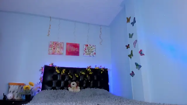victorialarson1 online show from October 10, 2025, 2:18 pm