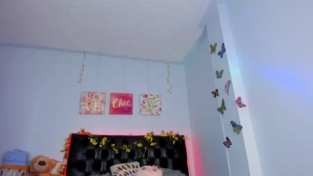 victorialarson1 online show from October 1, 2025, 3:49 pm