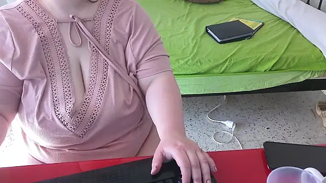Snapshot of Maebi chatting on June 3, 2026, 10:16 am Maebi online show from June 3, 2026, 10:16 am