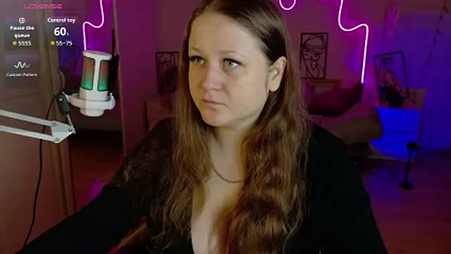 Snapshot of LizzyShine chatting on November 17, 2025, 5:06 pm LizzyShine online show from November 17, 2025, 5:06 pm