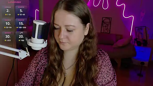 Snapshot of LizzyShine chatting on October 28, 2025, 8:08 pm LizzyShine online show from October 28, 2025, 8:08 pm