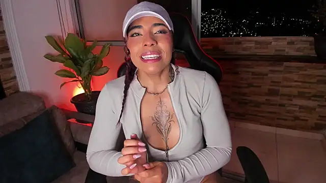 Snapshot of emilyfitness chatting on December 23, 2024, 6:33 am emilyfitness online show from December 23, 2024, 6:33 am