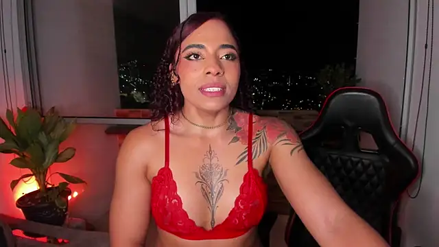 Snapshot of emilyfitness chatting on December 5, 2024, 7:21 am emilyfitness online show from December 5, 2024, 7:21 am